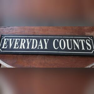 Black and White 'Everyday Counts' Sign